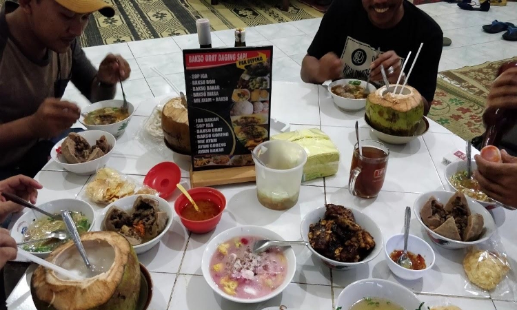 Rasa Bakso yang Menggigit Jiwa di Jantung Cilacap
